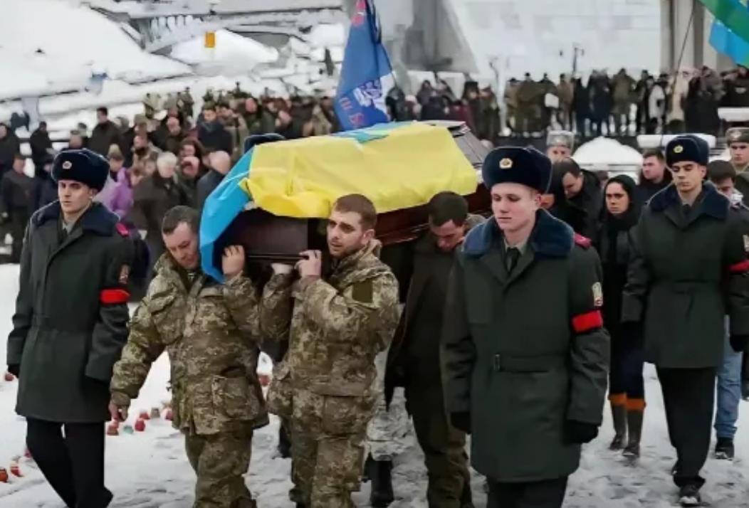 乌克兰方面首次公开阵亡士兵人数，达到5.5万人。  
同步披露的俄军伤亡数据更令