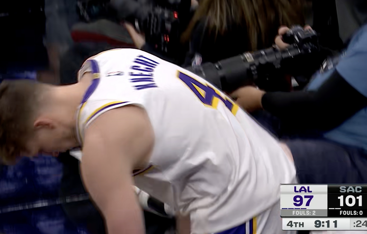 克内克特被换下 ​​​​里夫斯一上来就进三分 ​​​