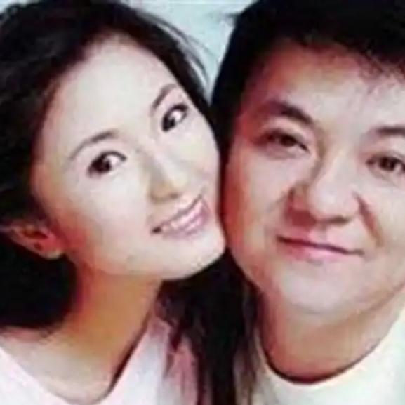 她原来是董路妻子，曾经是选美冠军，婚后连续生育3娃，现如今在家安心享福

太难得
