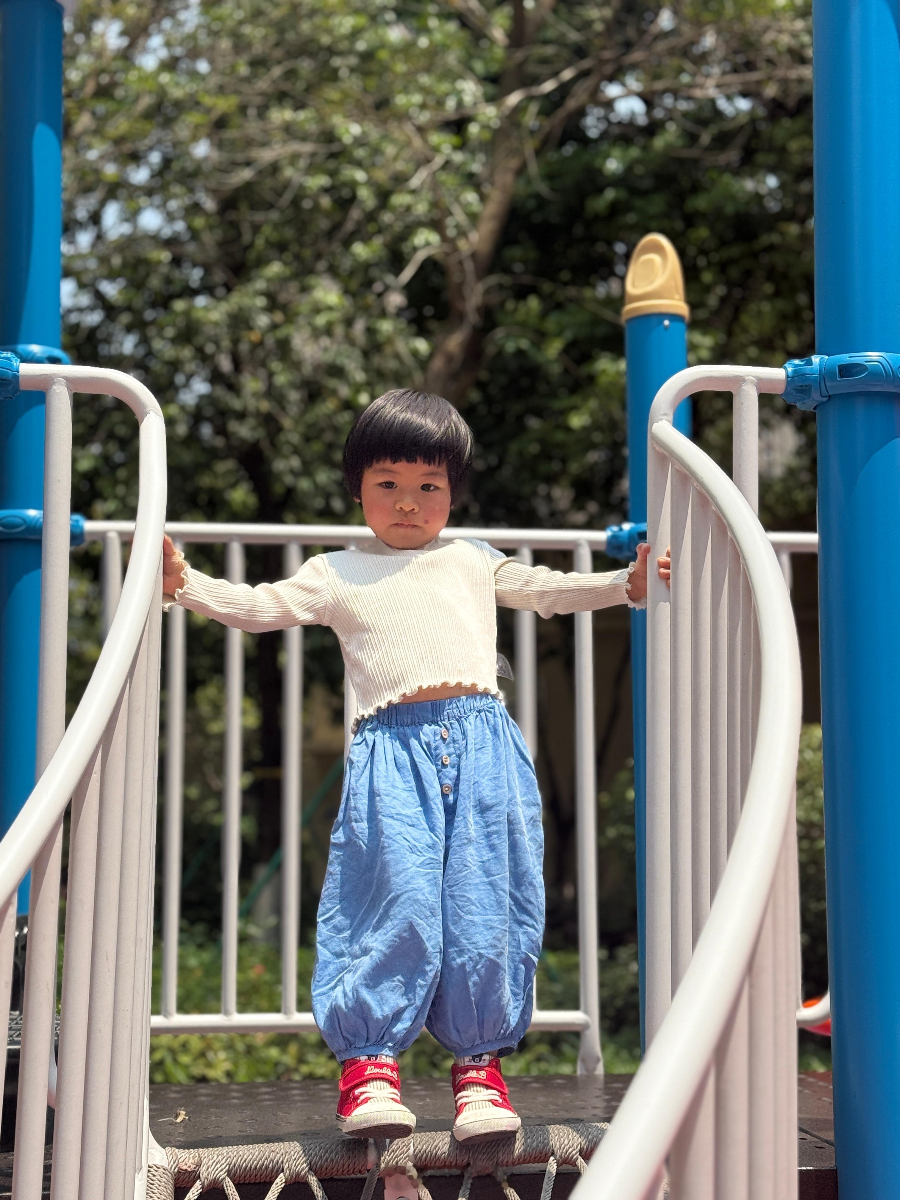 厦门已经是夏天了，户外玩一会儿球宝就变成了红色我今天使用人像模式了，感觉怎么样？