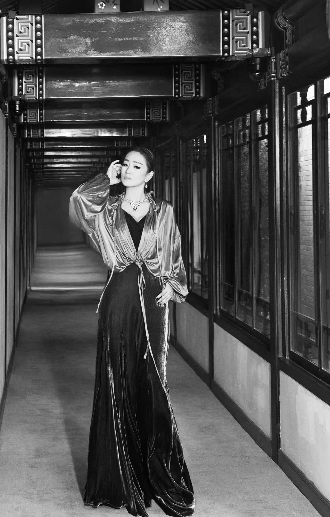 论气质这块，巩俐真是拿捏得死死的！卡地亚的珠宝在她身上，都成了气质的陪衬。你看她