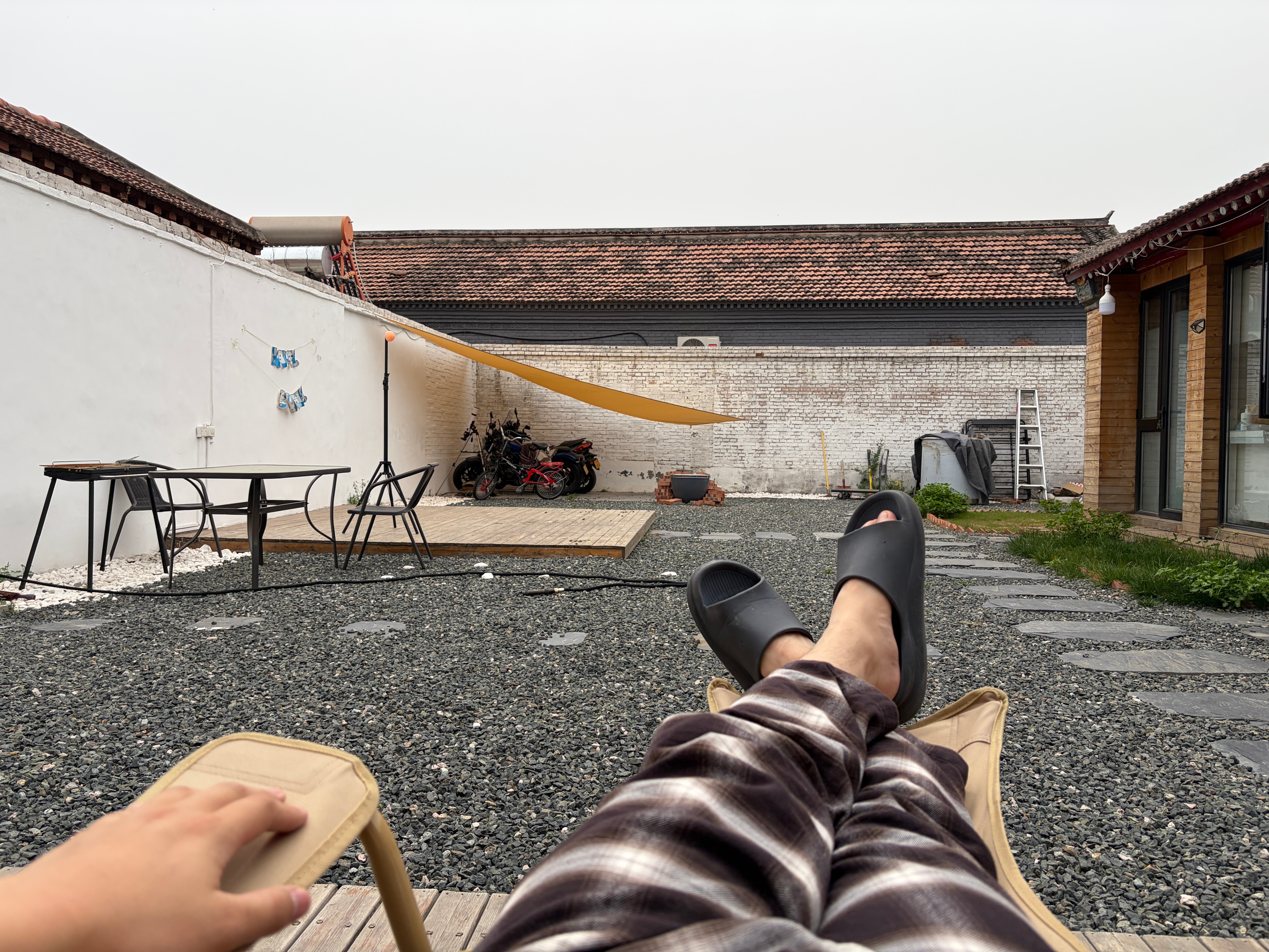 难得的周末在院子里午睡了1小时，太舒服了北京温度最好的时候是4月和10月不冷不热