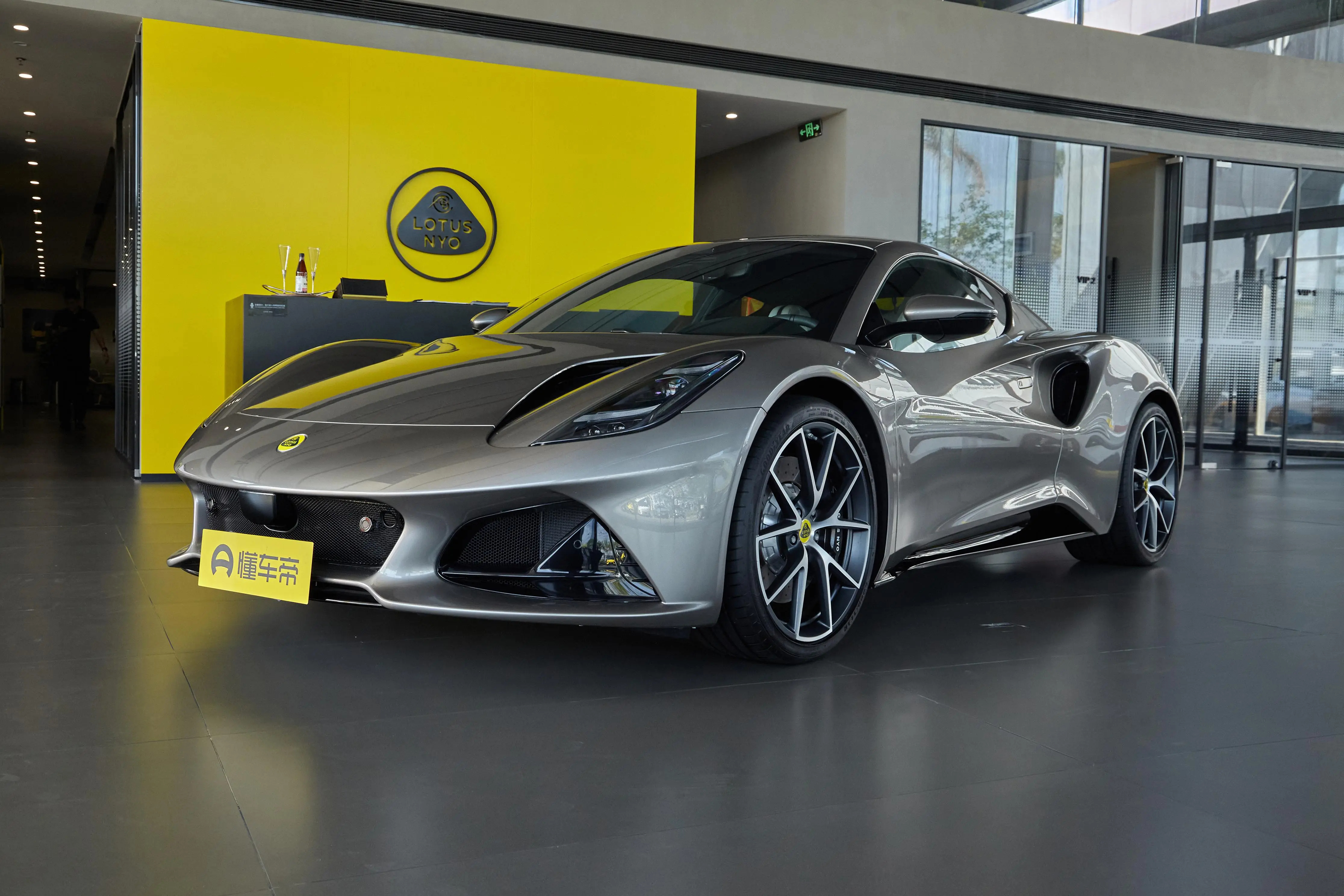 今天在路上看到一台超跑，外观太张扬了，真的帅，仔细查了查，路特斯Emira。一手