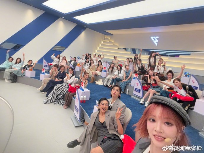 【黄灿灿晒浪姐大合照告别】6月28日，晒浪姐大合照告别，配文： 一切回到所有人都