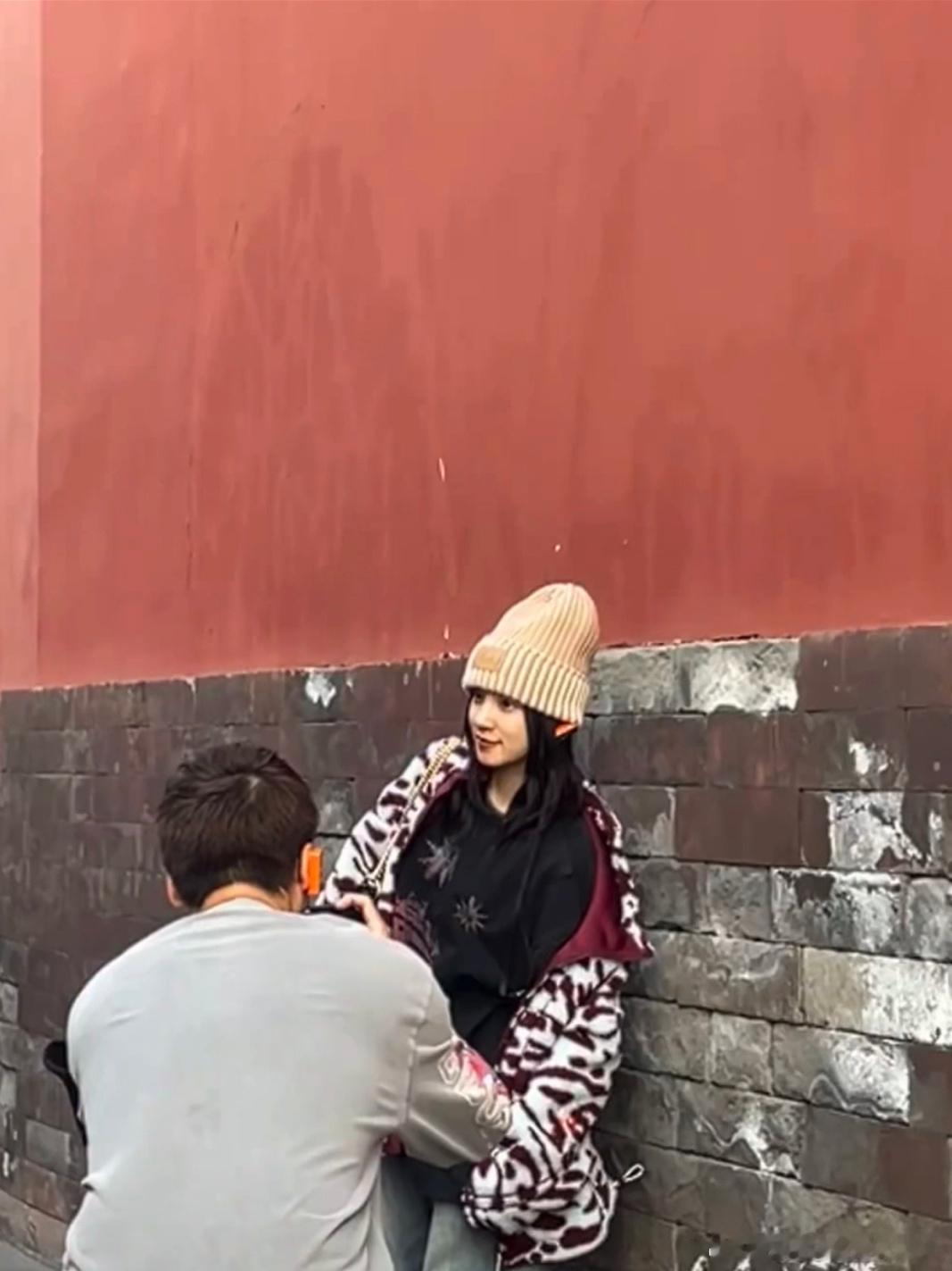 网友故宫偶遇宋雨琦打卡拍照，生图怎么能美成这样[送花花] ​​​