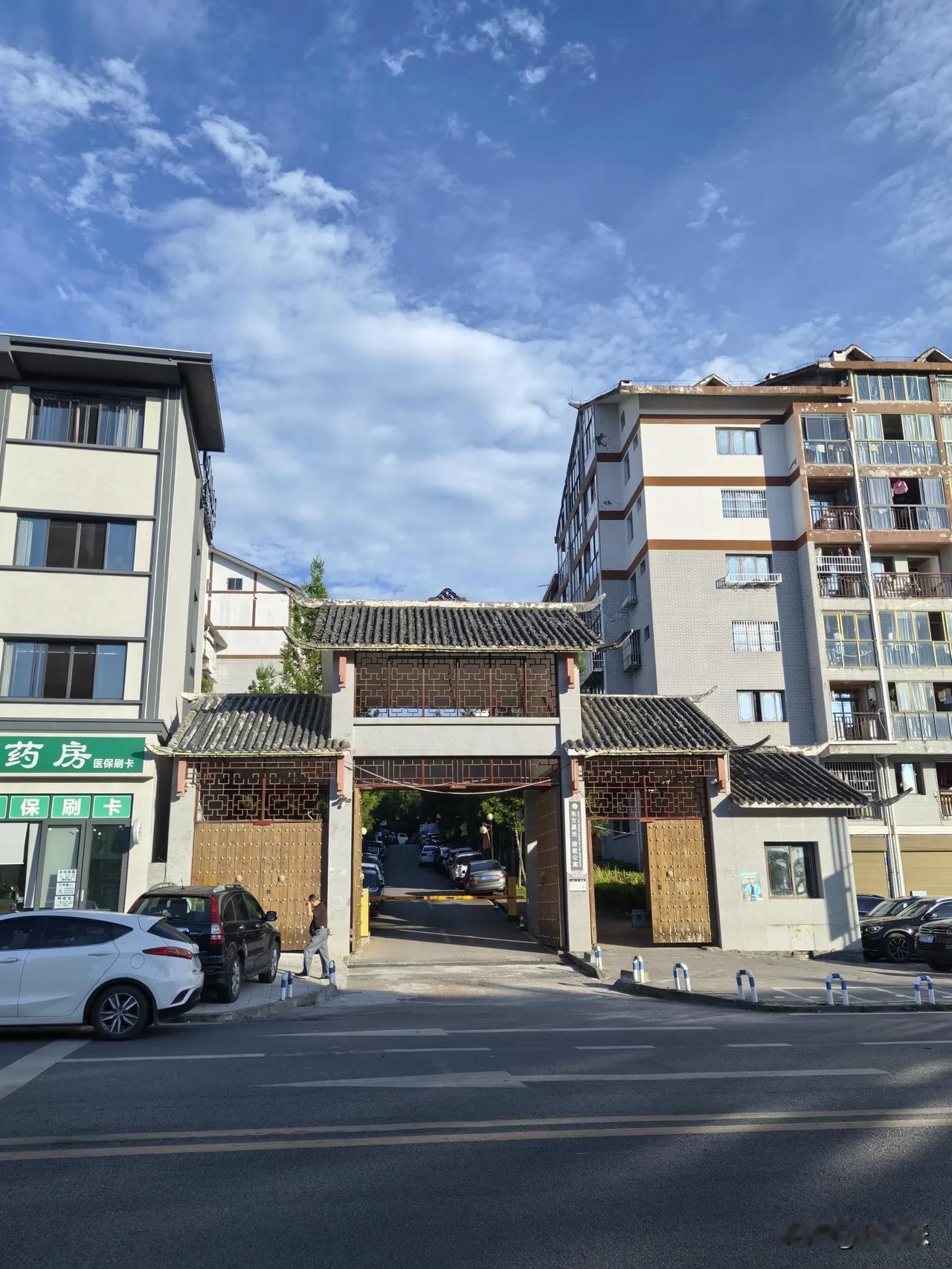 《临江仙·互为思量》

两地闲愁同望月，星垂野阔天长。
风来帘动觉微凉，忽惊秋已