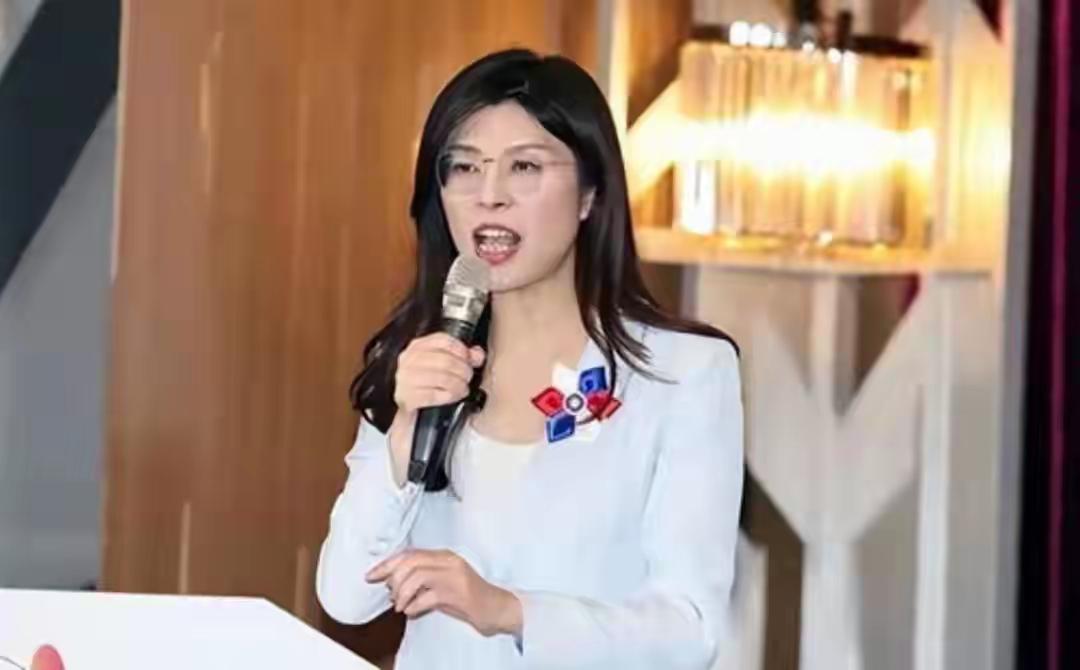 台岛政坛，正上演着一场戏剧性的权力翻转。

国民党主席郑丽文从大陆带回的10项惠