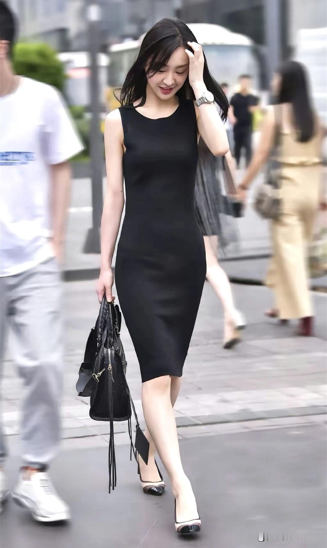 都市街头穿搭指南：优雅黑色连衣裙搭配高跟鞋，尽显时尚魅力