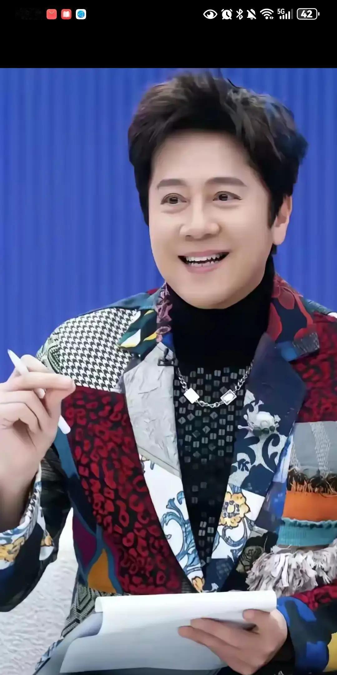 60岁蔡国庆还画眼线？
 
他每次上节目，眼影、粉底、亮片一件不落。镜头拉近，眼