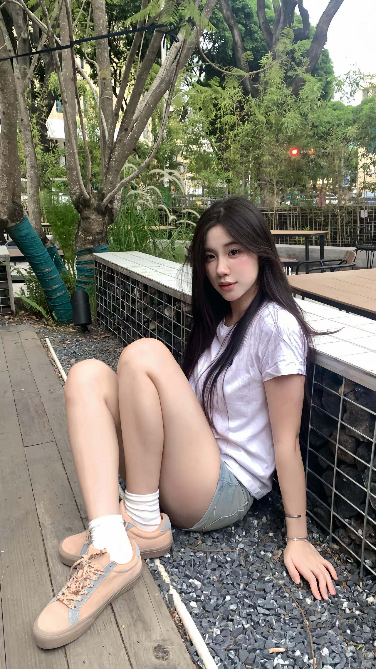 白T恤和牛仔短裤裹着的松弛感，是夏末最舒服的模样。
 
蹲在碎石边系鞋带的慵懒、