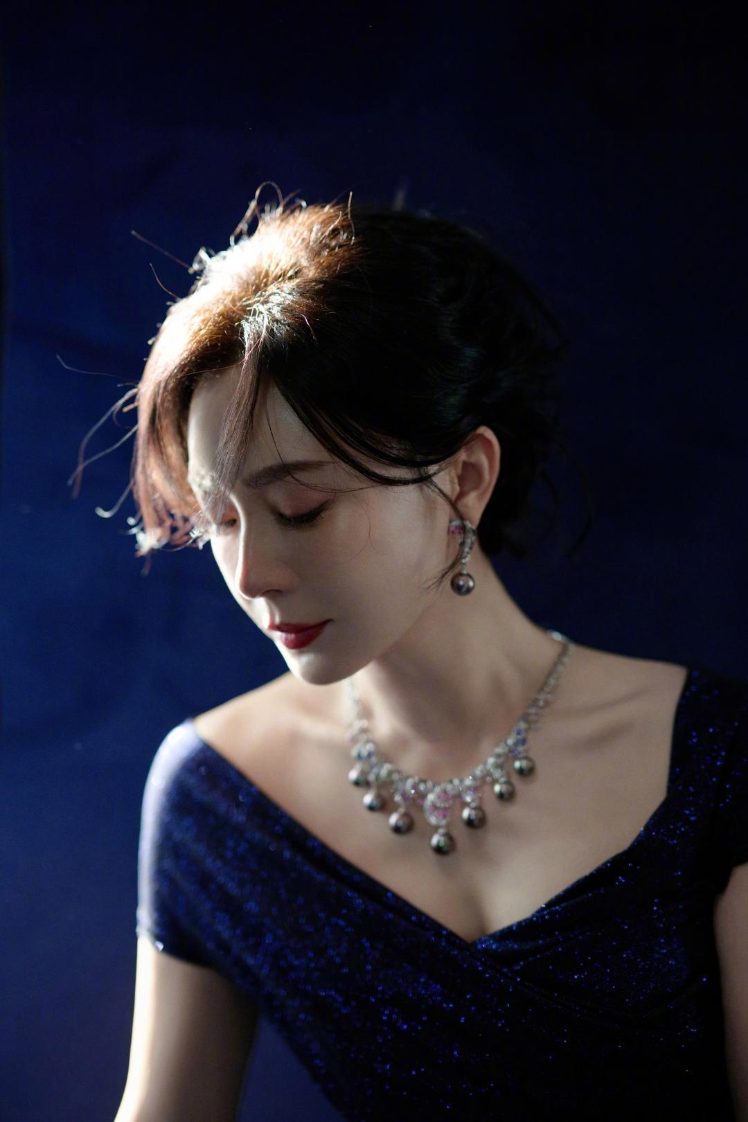 陈数：藏蓝光影里的优雅沉淀，时光赋予的从容力量

一袭藏蓝闪钻礼裙出镜的陈数，在