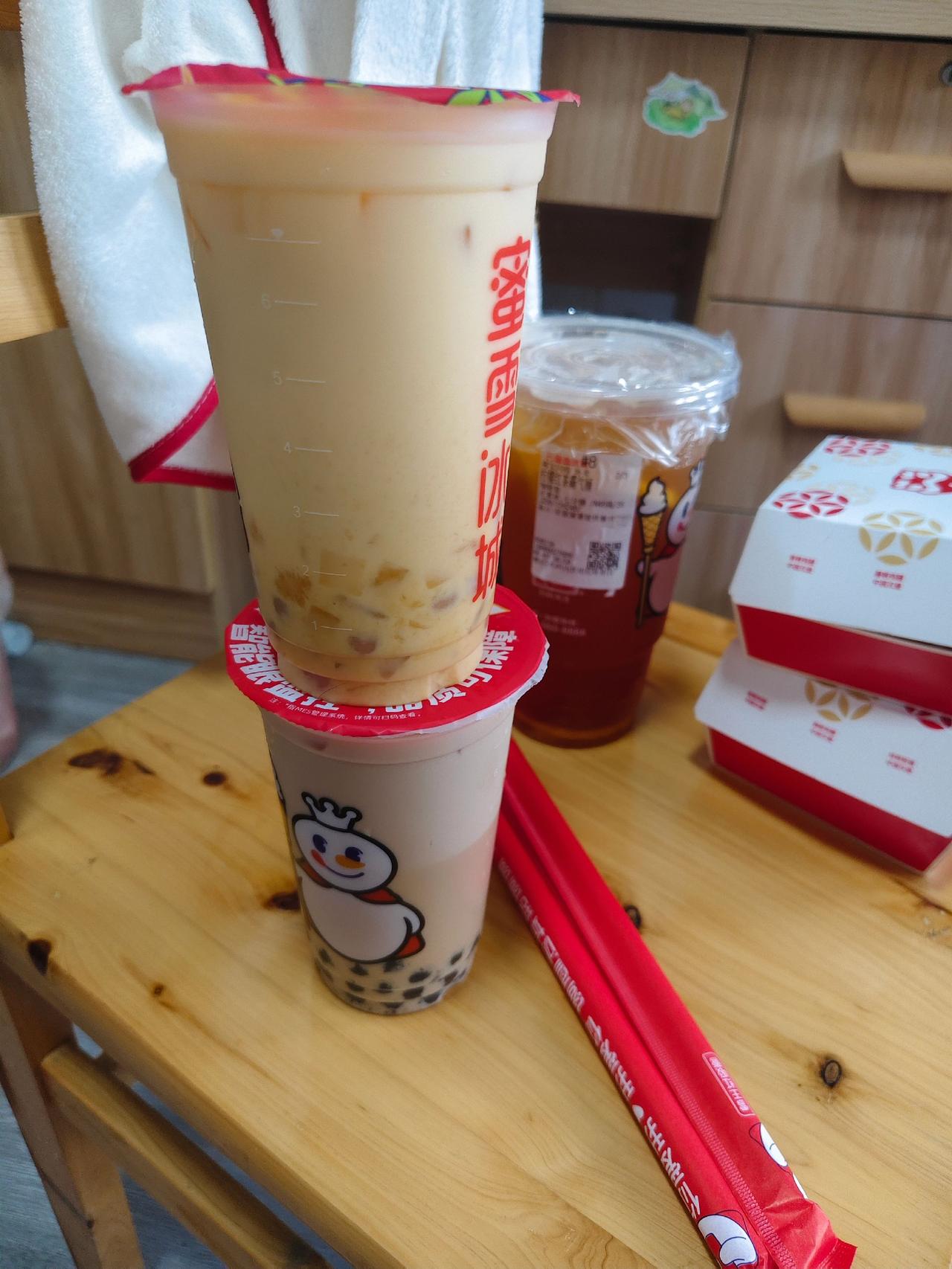 秋天的第一杯奶茶你喝了吗？你是一杯，我是两杯哦😂奶茶双杯快乐加倍 一杯蜜雪的快