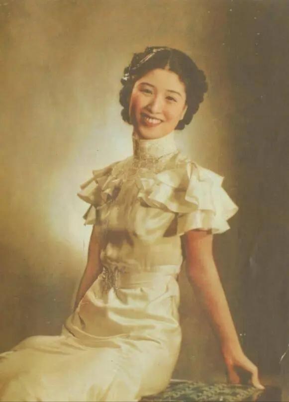 1940年深夜，民国大美女郑苹如，被秘密押到小树林执行枪决。特务垂涎她的美色，犹