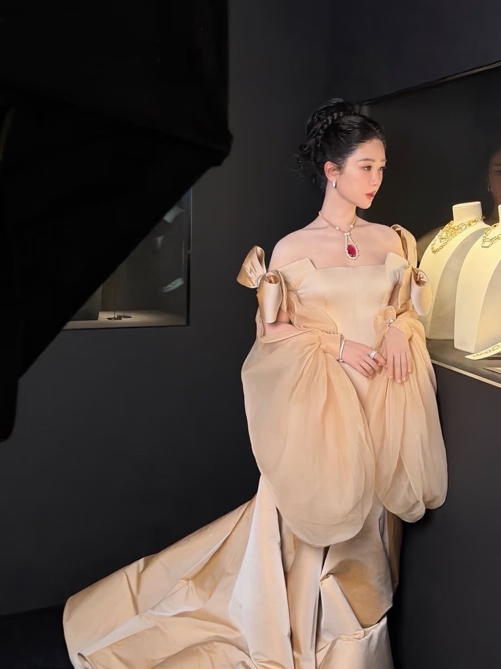 杨紫皮肤 以为开了磨皮黑子总在电视剧里黑杨紫开了磨皮实则这个小吱吱就是这样皮肤好