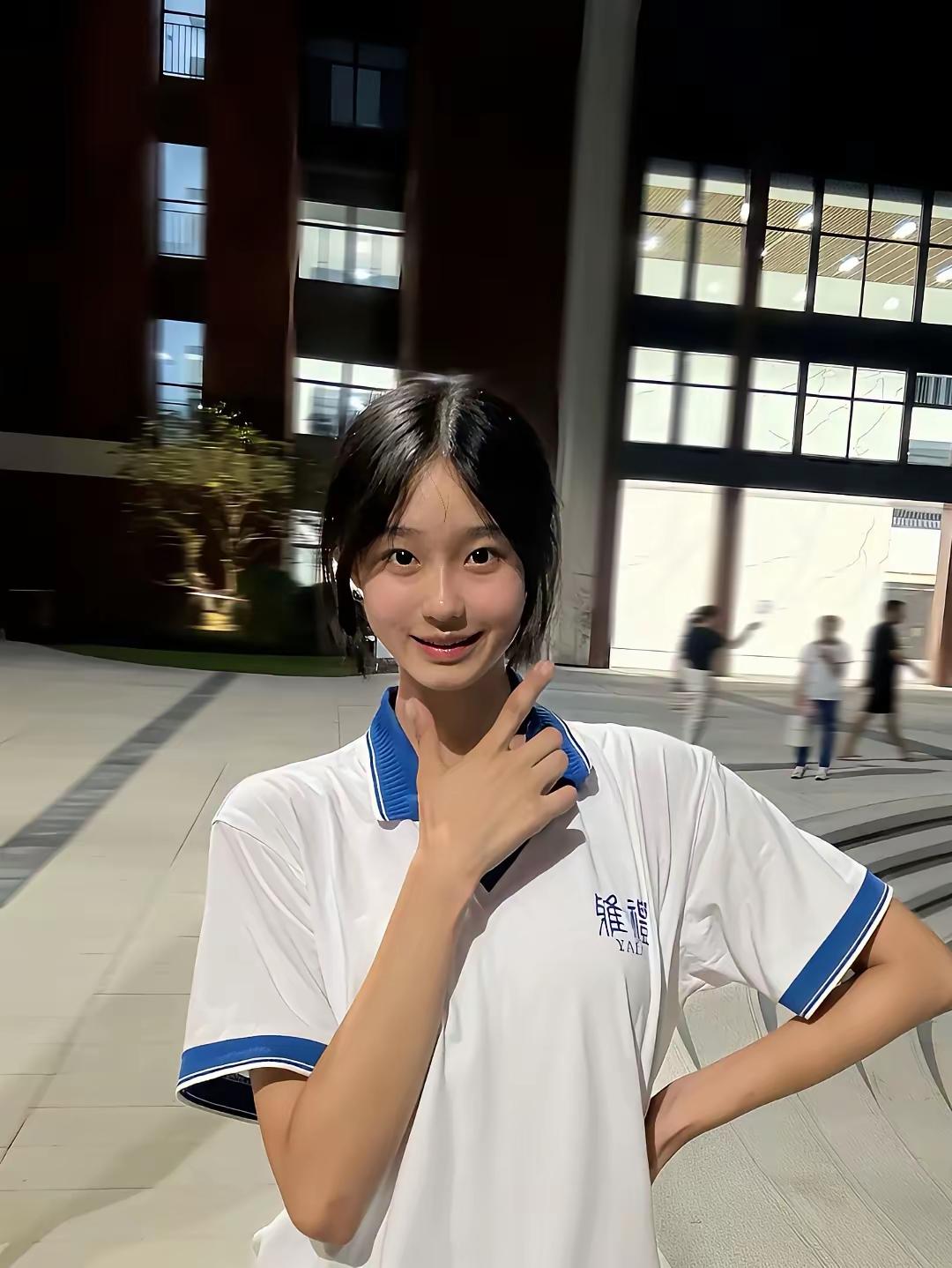 青春洋溢的校园时光，白衣蓝领，微笑如初。 粉衬衫少女 清纯校服少女 萌萌女大学生