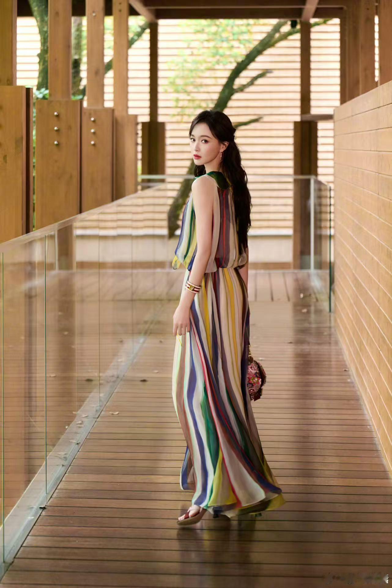 唐嫣数数看有几种颜色唐嫣身上几种颜色一眼心动的彩色穿搭，唐嫣把多种颜色驾驭得高级