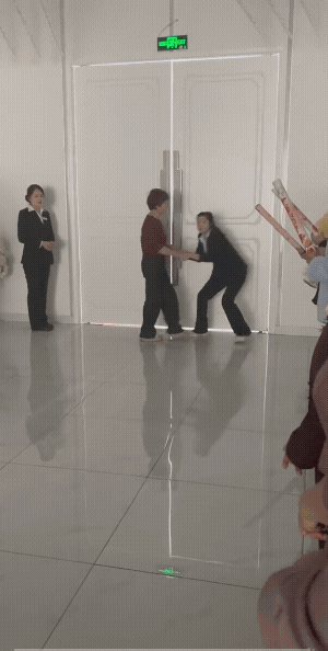 红衣大妈还真的固执，一次不行两次。
大妈她还真的成功了，估计大妈一整天都是高兴的