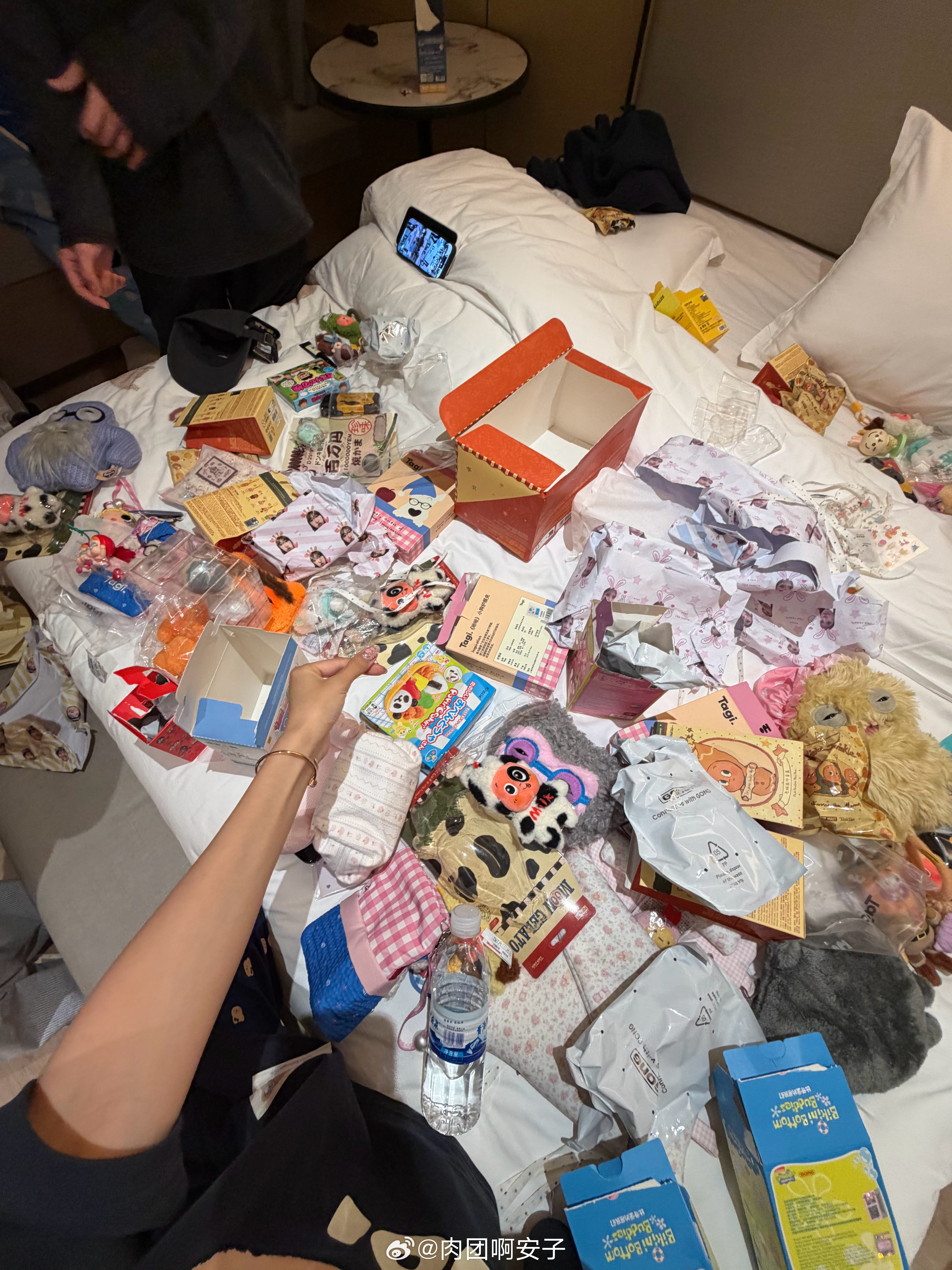 真的好开心的一晚 互相拆礼物还玩了阿瓦隆 但是我第一天就高反了..整个人不太舒服