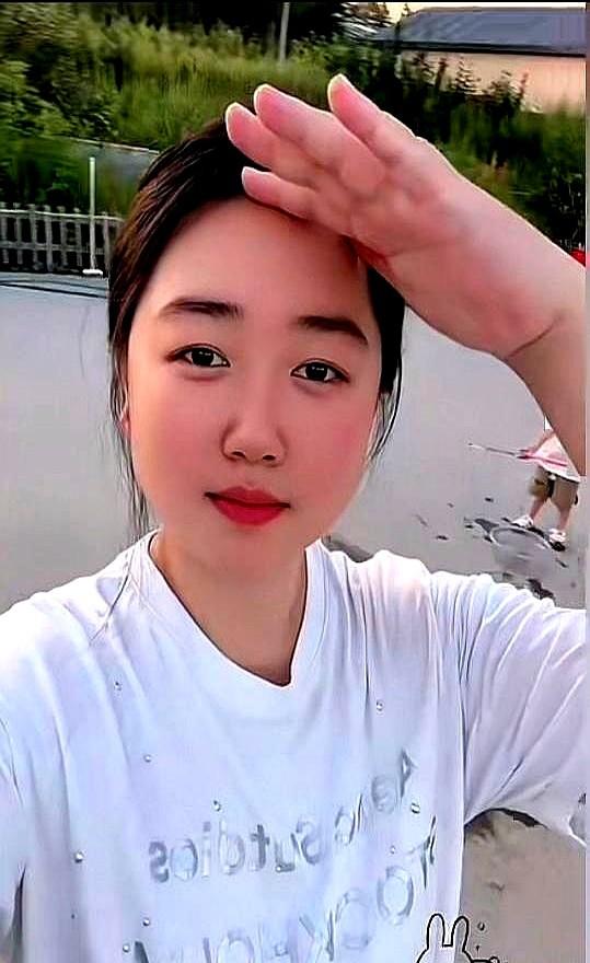 一张照片，又把“网红滤镜”这点小心思暴露干净了。
米乐妈妈带着女儿玩呲水枪，母女