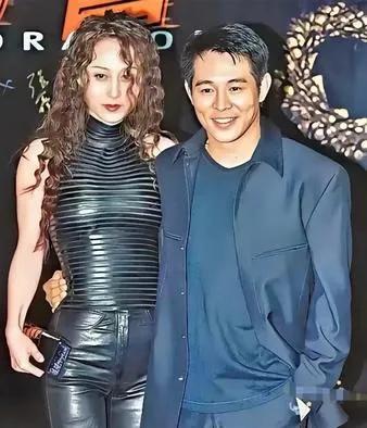 不用猜，不用质疑。
李连杰对利智的感觉，首先出于生理性喜欢。
“亚姐”利智的性感