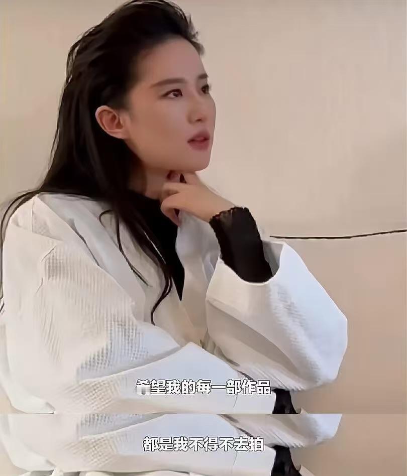 刘亦菲淡季旺季都不上班
她真的“反996”吗？

刘亦菲近年来引发广泛关注，因为