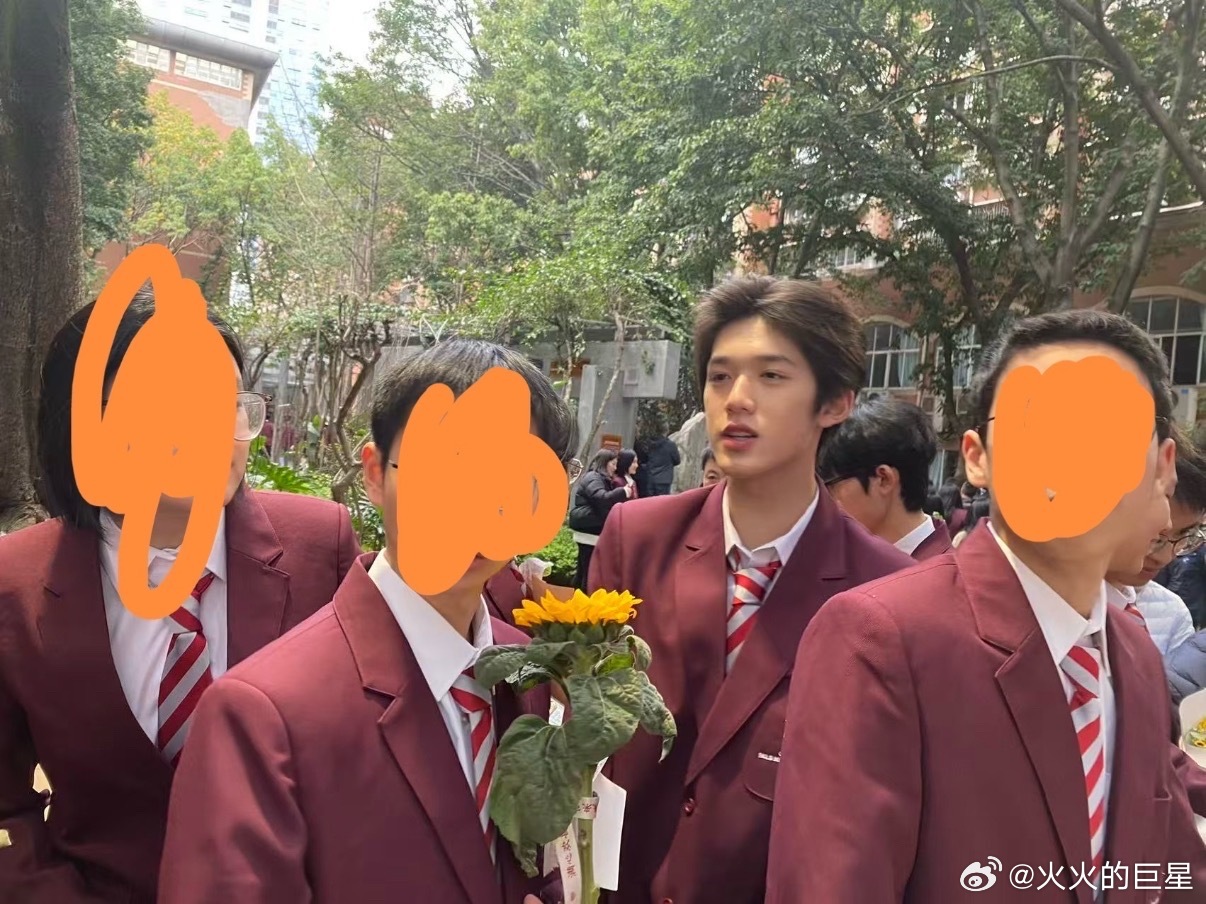 好帅的官俊臣官俊臣回学校参加成人礼官俊臣参加成人礼路透