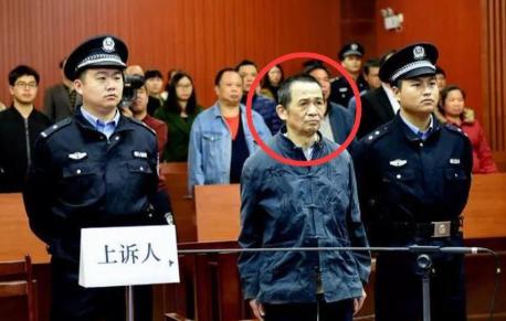 67岁的已退休法官傅明生，压根没料到自己会落得这般下场。2017年1月26日正午