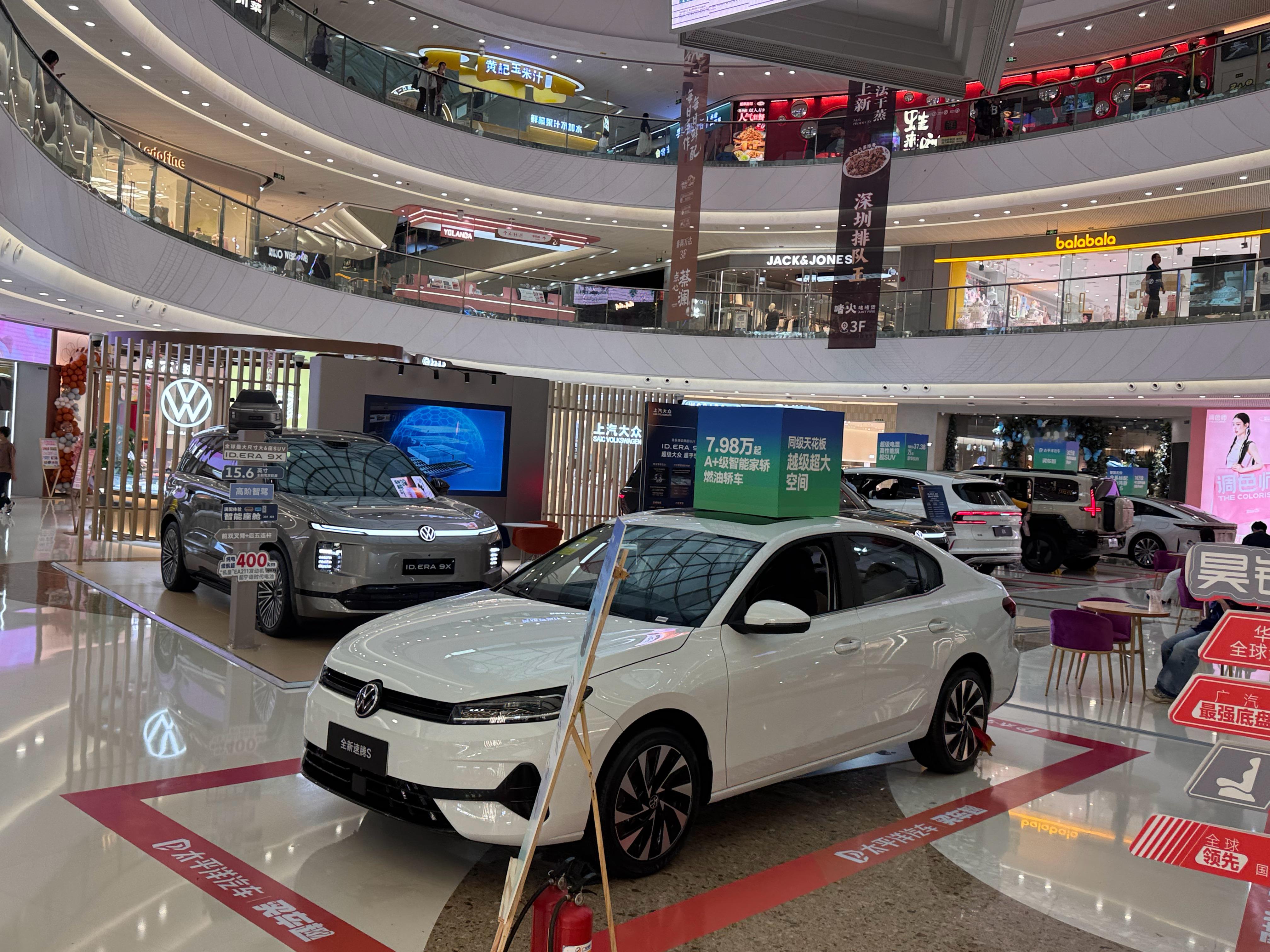 近几年第一次见到油车在商场里做快闪的