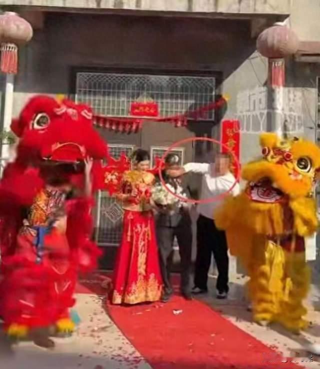 这种行为不可取！河南一场婚礼上演恶俗婚闹，新郎被砸鸡蛋泼酱油
