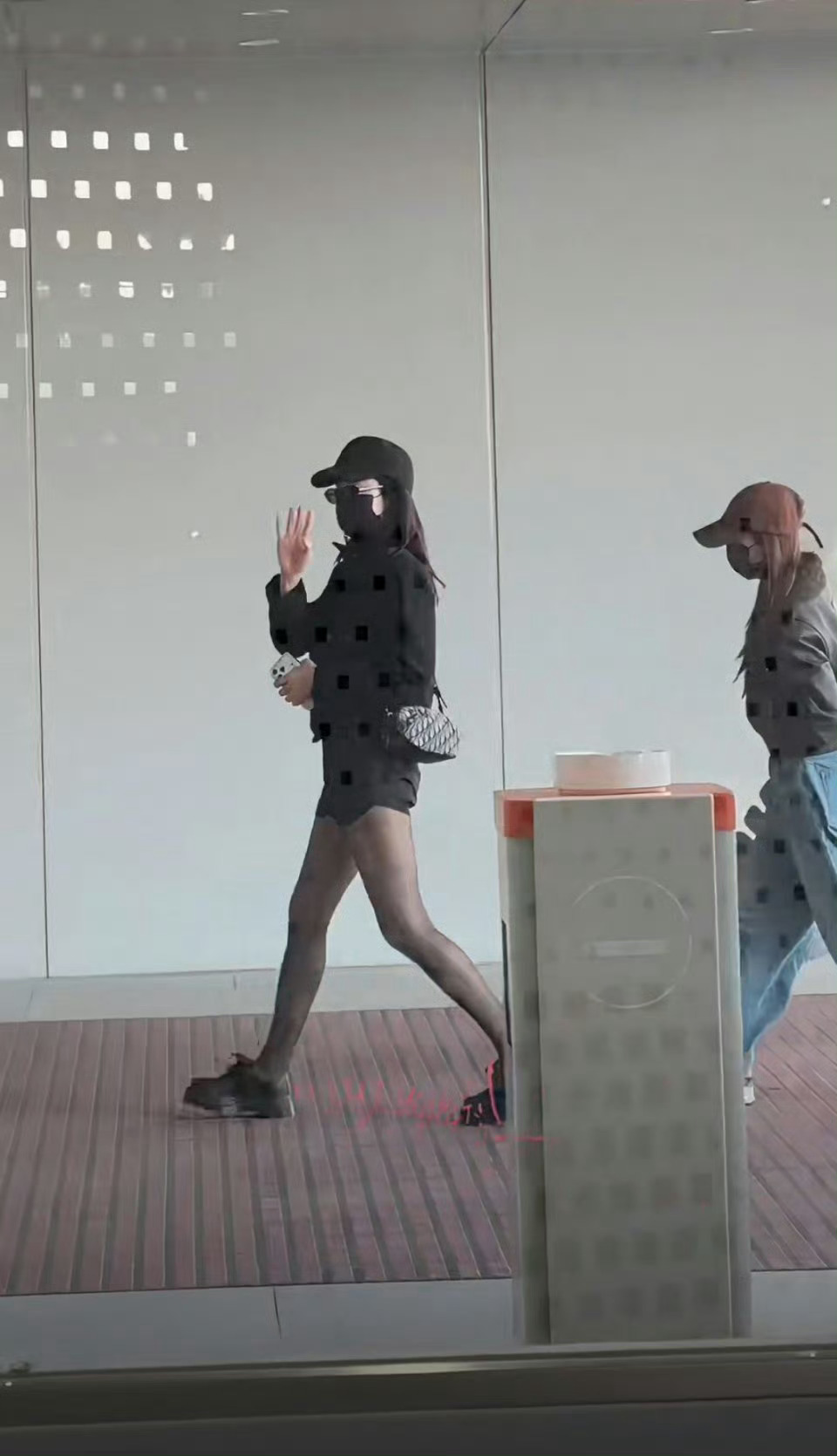 迪丽热巴黑丝长腿巴巴的身材又恢复了，这下粉丝安心了