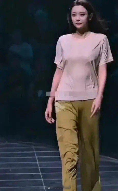 差点都认不出来，这居然是郝蕾，这么朴素的衣服穿在她的身上瞬间就高大上档次了！ ​