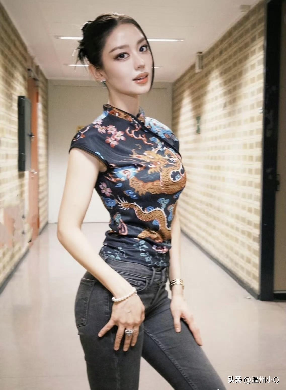 吉娜的身材太哇塞，有着完美的S曲线。身上的肉也很听话，该有肉的地方有肉，该瘦的地