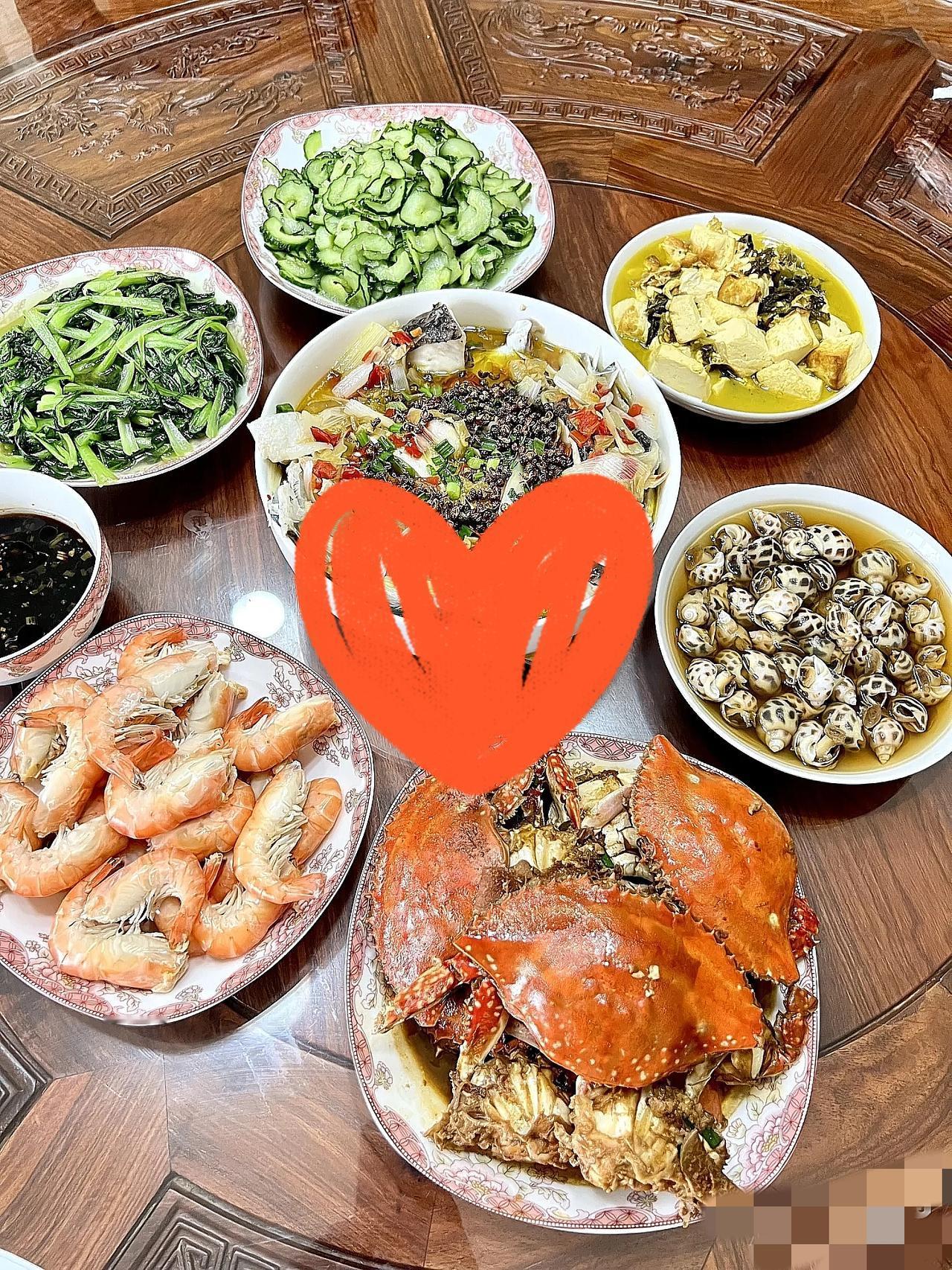 你别不信，
大部分的公公
都会趁儿子不在家的时候跟儿媳妇刻意保持的距离。
 
我