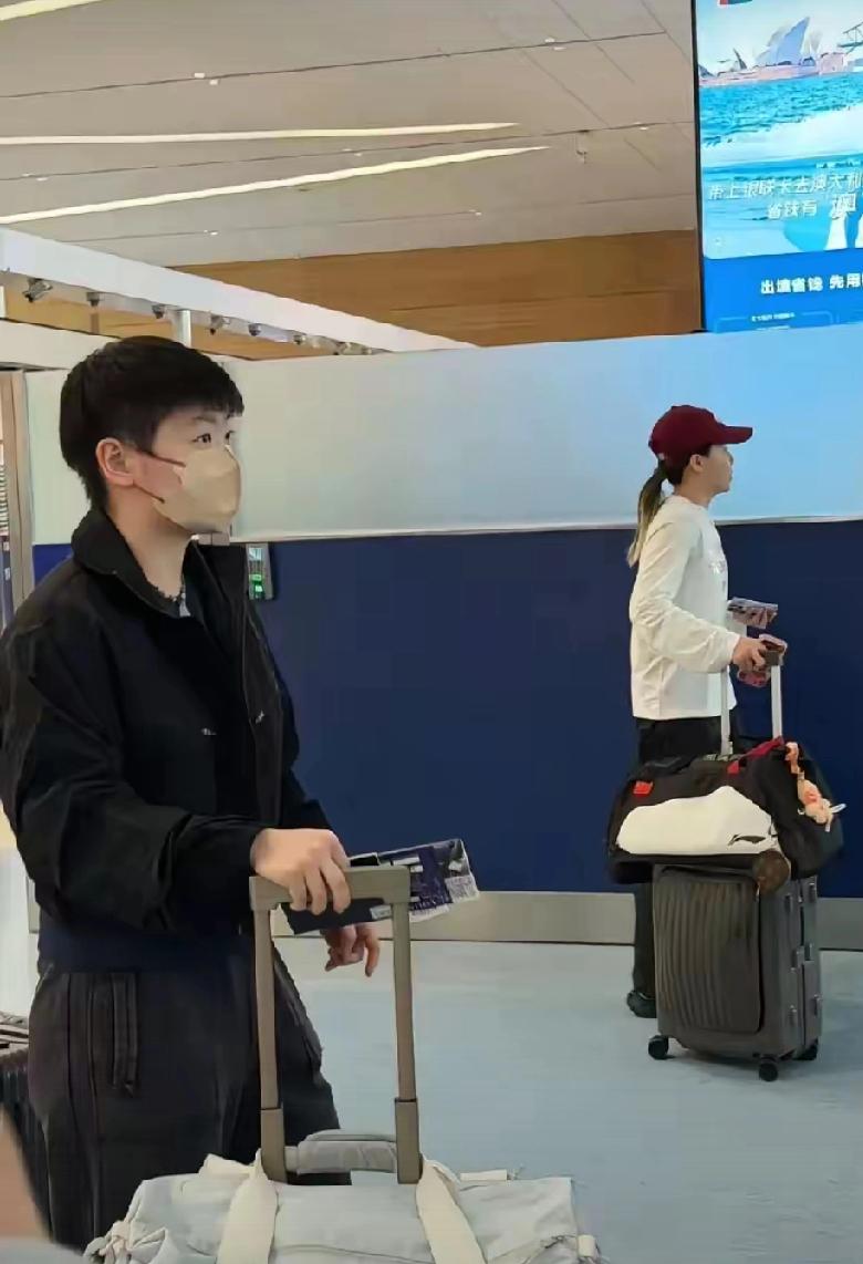 表姐很幸运，在机场碰到莎莎了。
她说，莎莎本人真的很瘦。没有镜头里的看着胖。白白