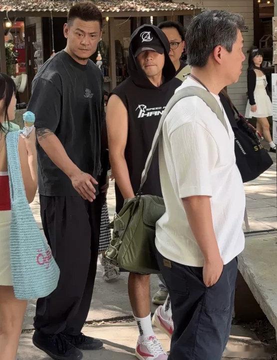 周杰伦无袖帽衫周杰伦穿无袖帽衫了！谁的青春回来了！周杰伦无袖帽衫路透哥你多穿我爱