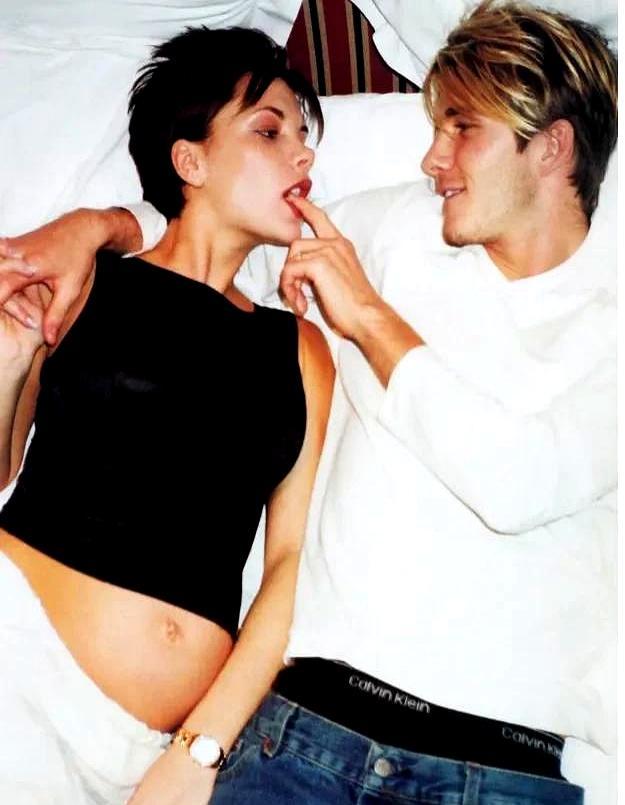 亲妈在儿子婚礼上，直接把新娘挤走，抱着26岁的儿子贴身热舞，全场尴尬到窒息。你没