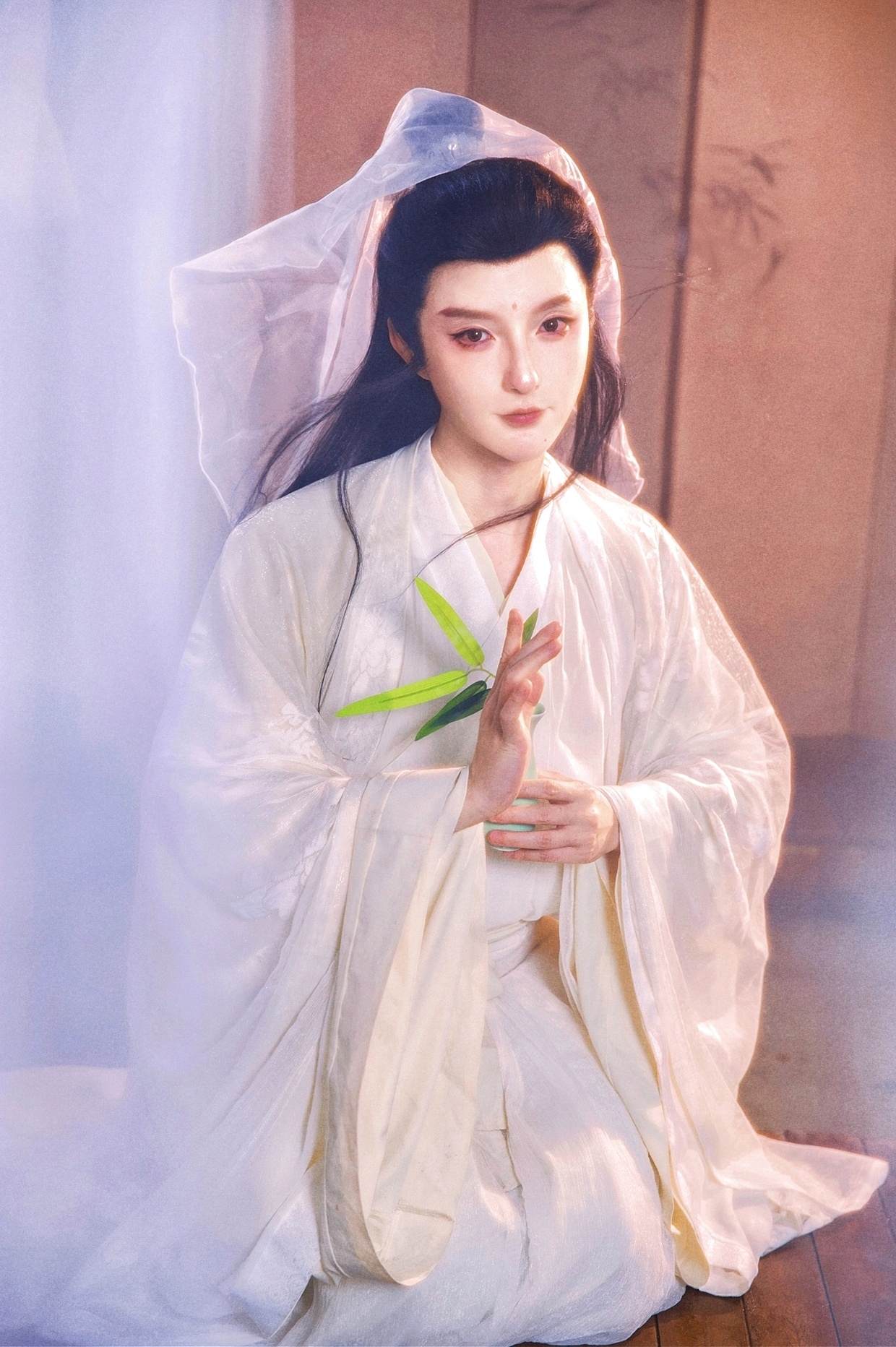 与其说是观音，不如说是【什么淫邪的妖物在那装圣洁的感觉】…