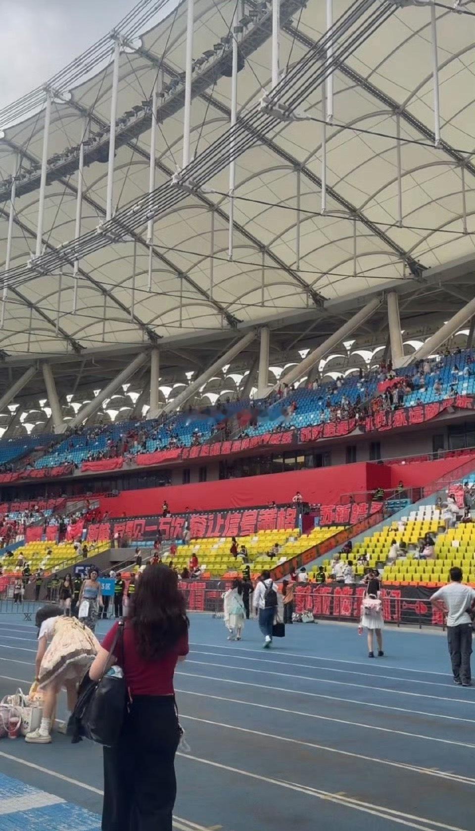 新音现场播报 基本都是苏新皓单人灯牌和橹穆双人灯牌 