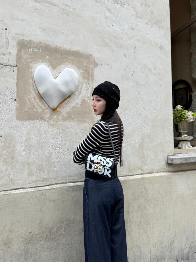 #迪丽热巴巴黎碎片加6##迪丽热巴工作室再发巴黎碎片#迪丽热巴工作室的巴黎碎片再