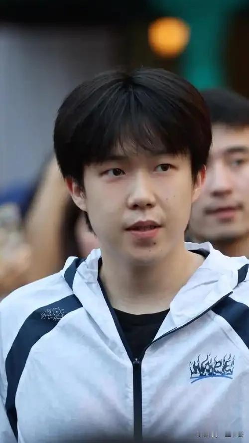 王楚钦无疑是国乒当前的绝对核心，巴黎奥运会后战绩断层领先，已扛起男队大旗。
 