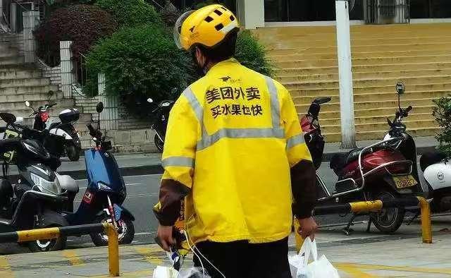 外卖平台突然要求看后厨直播，商家连夜拆掉假招牌，监管部门开始查工资条。
这不是演
