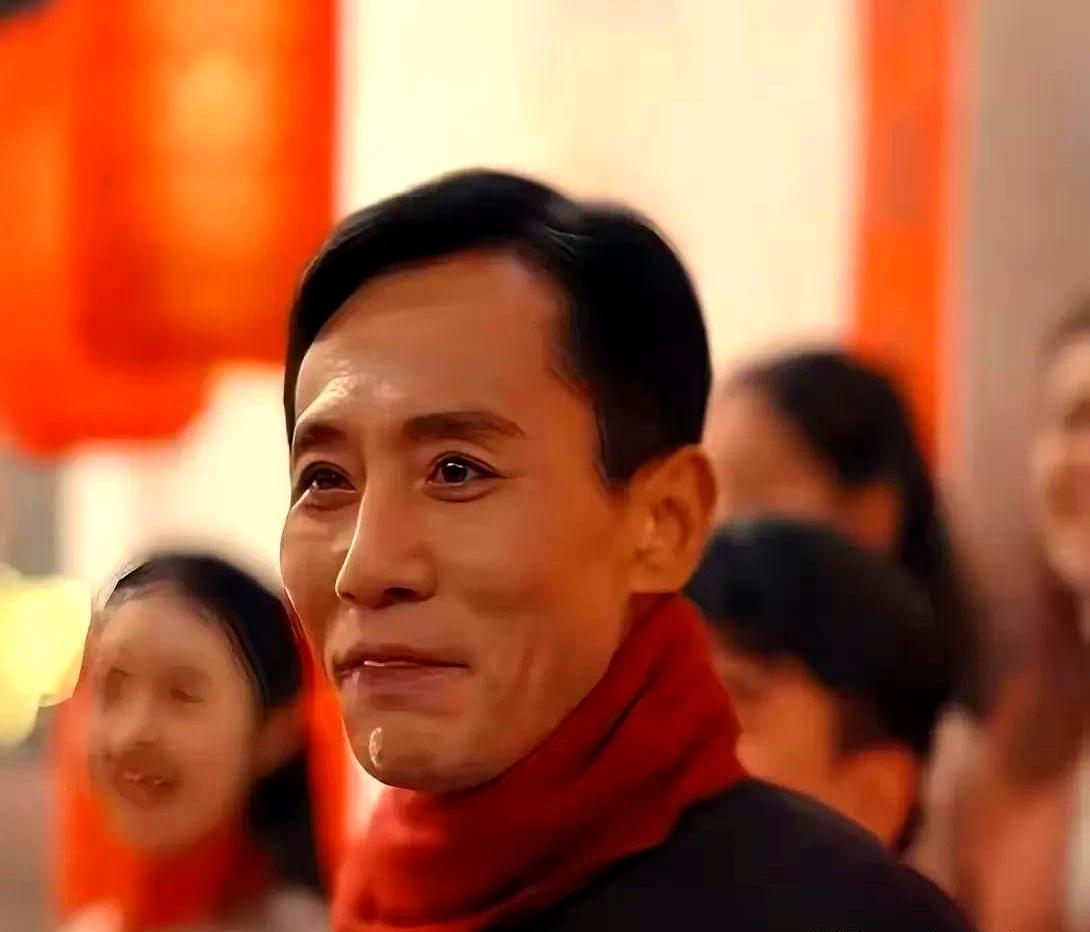 47岁的刘烨，脸颊凹陷，瘦到脱相，第一眼还以为是巩汉林。
 
眼窝深陷，颧骨凸出