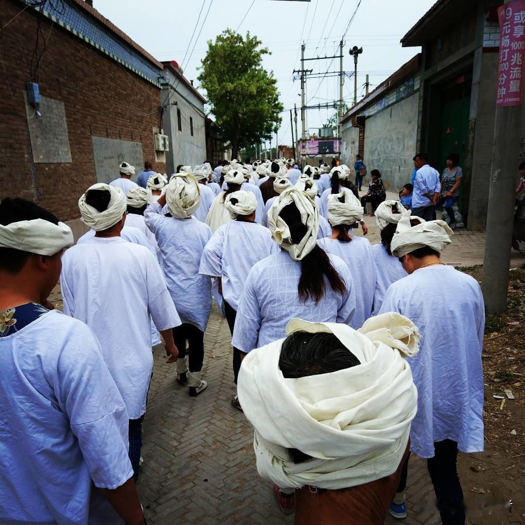 大部分人死后如果不冷藏尸体的话三天后会有尸臭味，放置的时间越久，气味越明显。时间