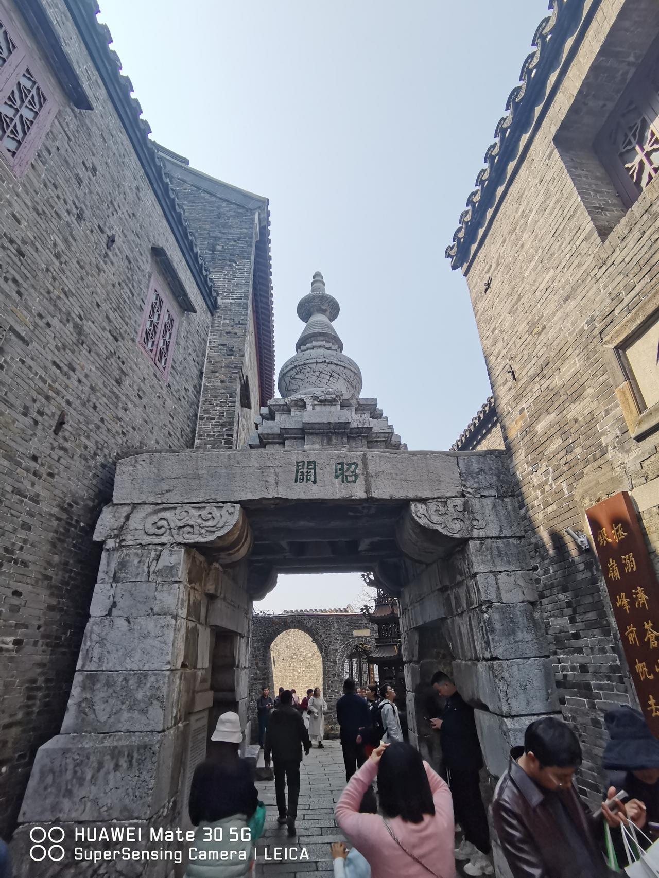 镇江西津渡石塔（图一）为江苏省文物保护单位，石碑由镇江革命委员会设立（图二）。