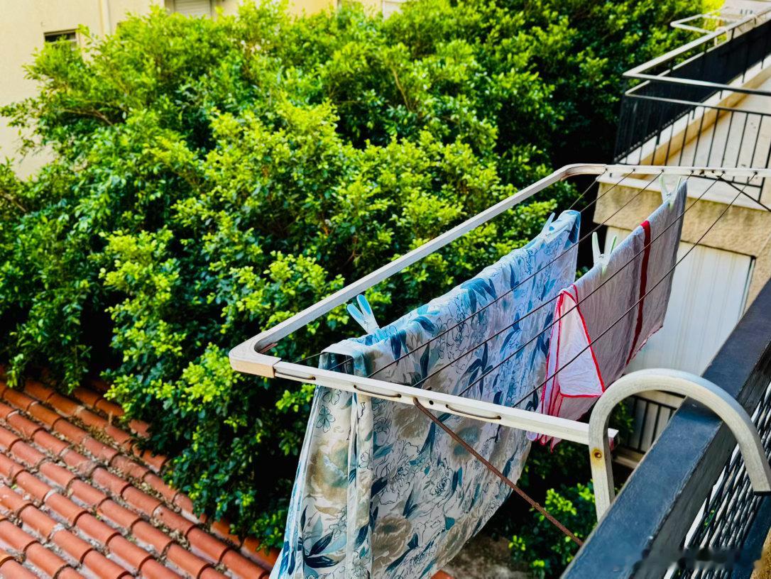 早上起来洗衣服，勤劳的人在拖地，老公做做小工程，我们已经帮他想好退休后的生活，开