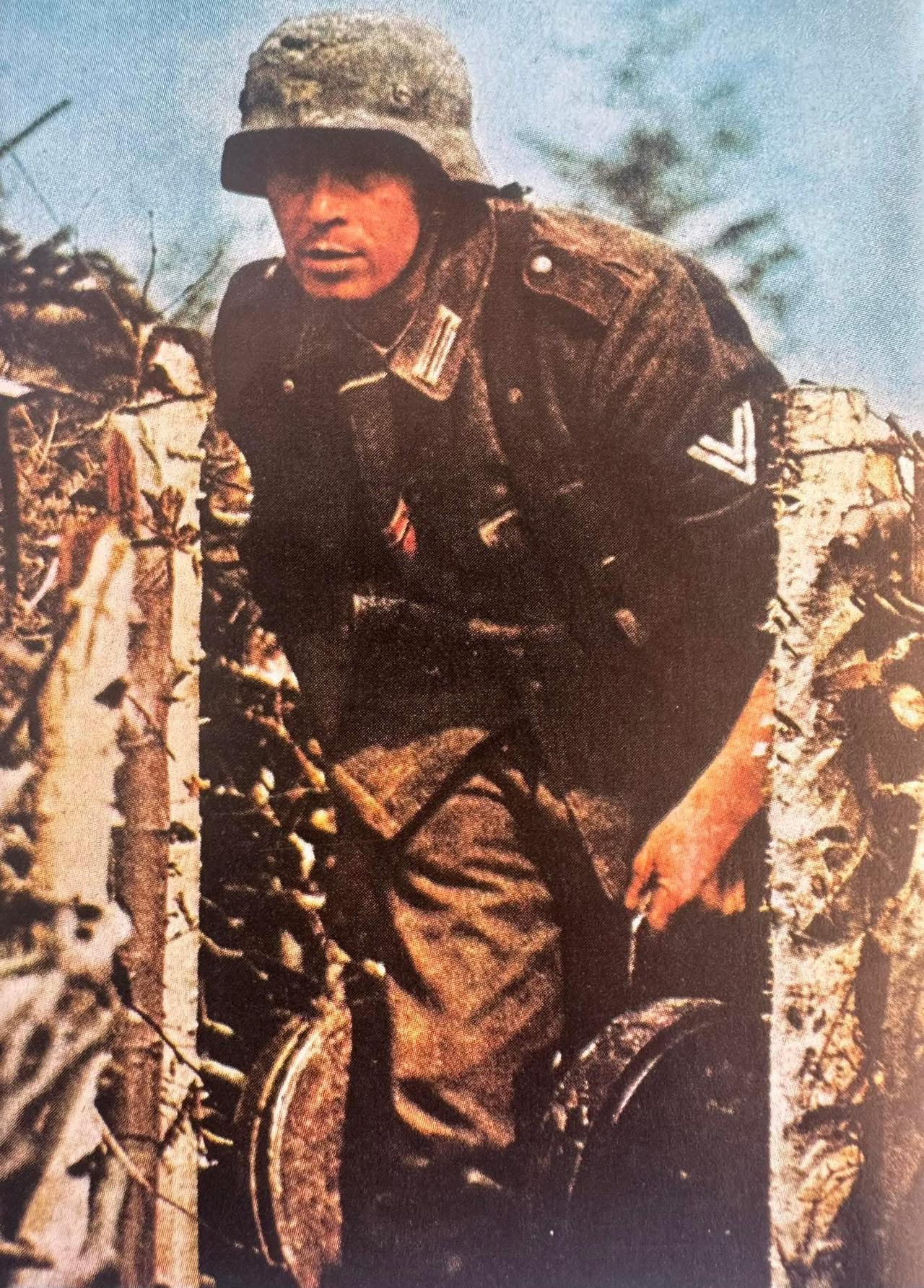 二战期间，一名德军士兵正在战壕内穿梭，其两手提着的是T型43式反坦克地雷？该地雷