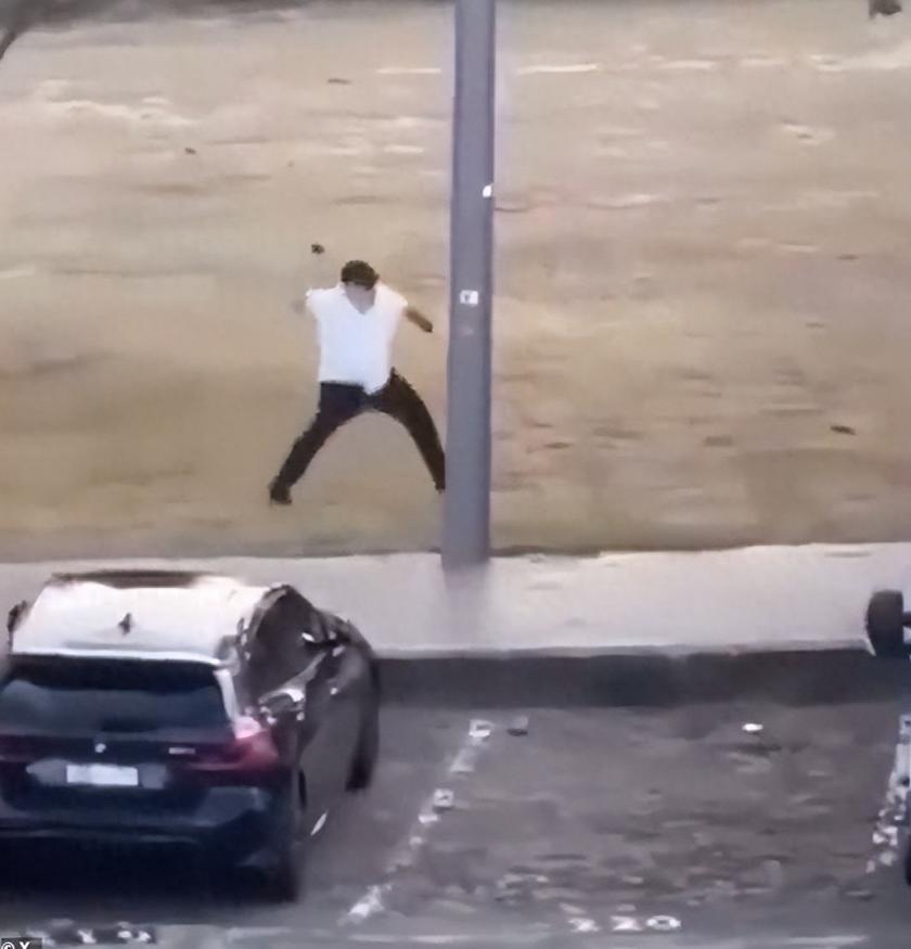 周日，悉尼标志性的邦迪海滩，一场光明节活动沦为血腥地狱，15条无辜生命消逝，25