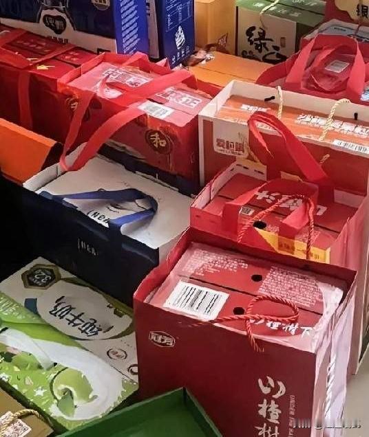 怪不得长大了，都不愿意过年，
原来是一个月的工资根本不够花，
就仅仅走亲戚买礼物