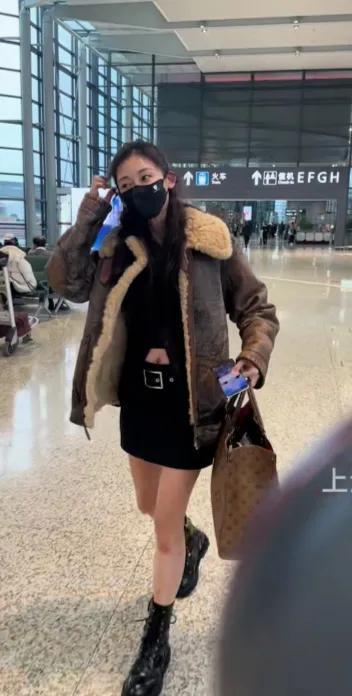 有人知道，为什么苗苗的肚脐眼非得要露出来吗？

人长得确实还挺漂亮的，但是真的搞
