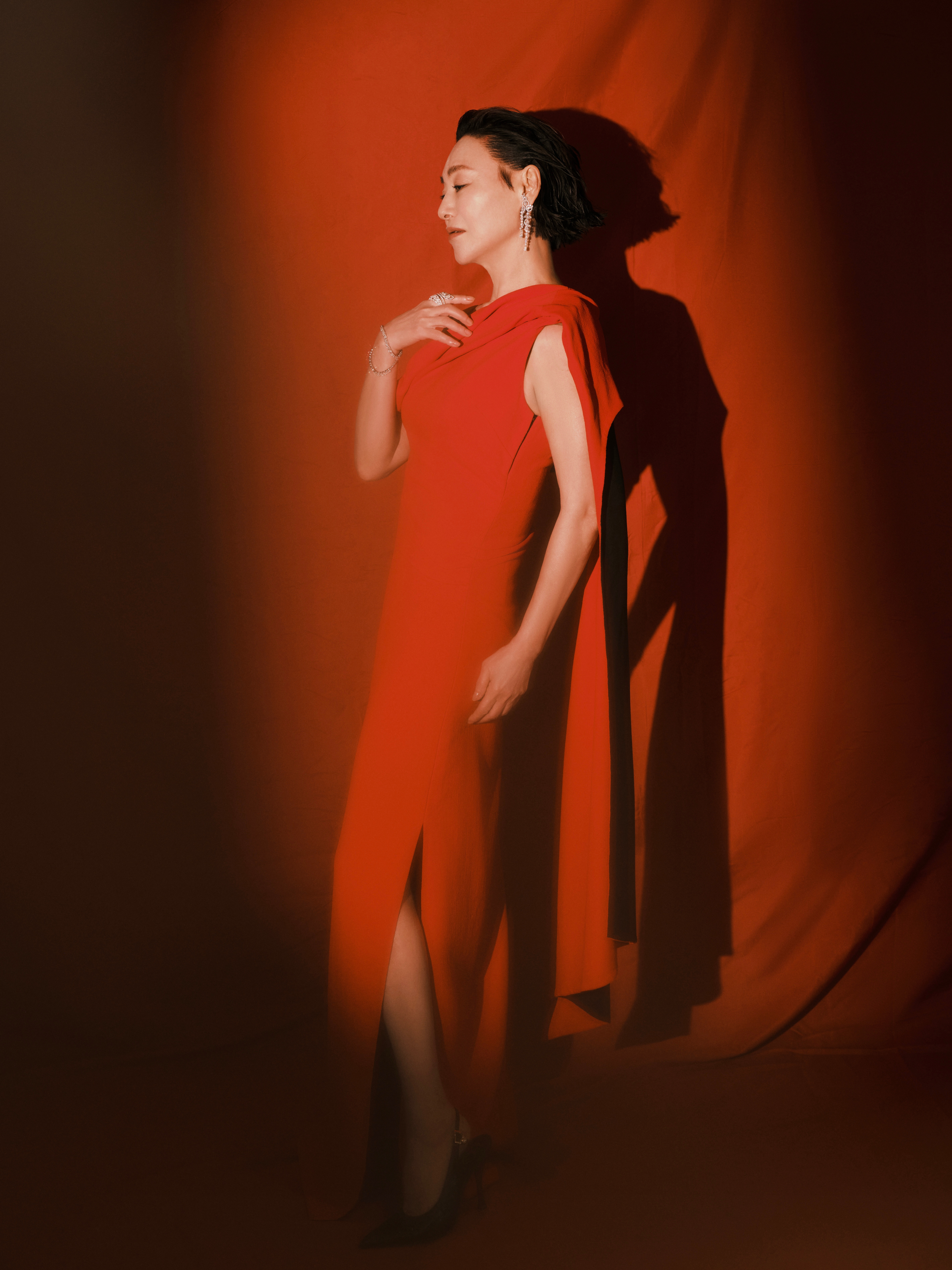 惠英红身穿Loewe定制礼服亮相金像奖红毯